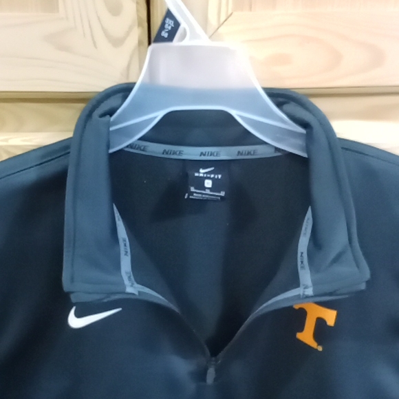 Very nice Dri-Fit extra large Nikes boys jacket - Picture 4 of 5